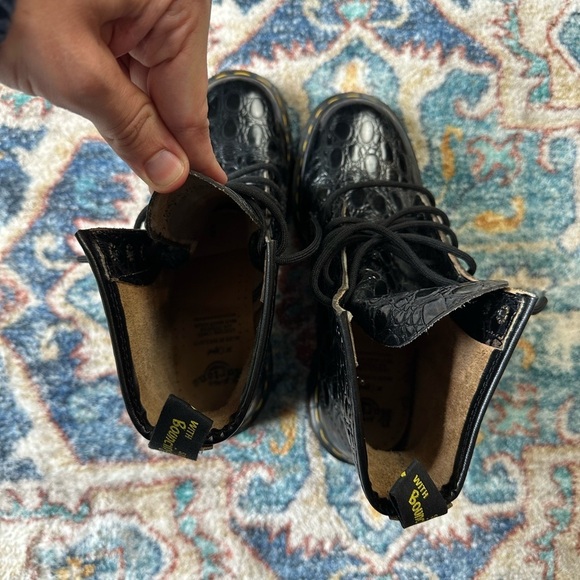 Vintage Dr. Martens England Embossed Leather Black Boots Size 5 - Picture 13 of 13